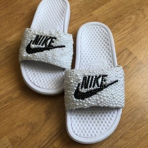 WOMENS NIKE BENASSI BEDAZZLED SLIDES. SIZE 6